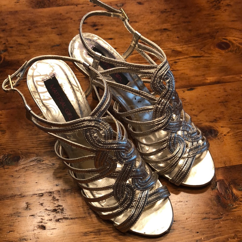 Material Girl Leah metallic sandal ✨